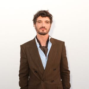 Niels Schneider pose en backstage de l'émission "C à vous" lors du 79ème Festival International du Film de Cannes le 19 mai 2026.
© Jack Tribeca / Bestimage