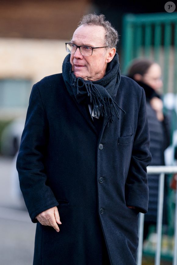 Julien Lepers aux obsèques du chanteur Herbert Léonard au crématorium de Saint-Fargeau-Ponthierry, France, le 12 mars 2025. © Bestimage