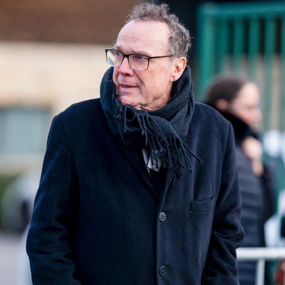 Julien Lepers aux obsèques du chanteur Herbert Léonard au crématorium de Saint-Fargeau-Ponthierry, France, le 12 mars 2025. © Bestimage