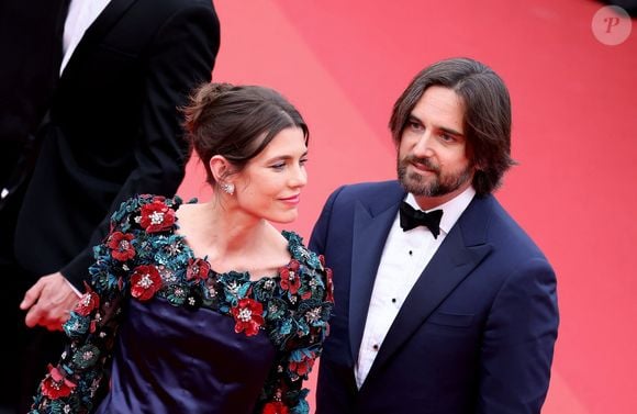 Charlotte Casiraghi et Dimitri Rassam - Montée des marches du film « Jeanne du Barry » pour la cérémonie d’ouverture du 76ème Festival International du Film de Cannes, au Palais des Festivals à Cannes. Le 16 mai 2023
© Jacovides-Moreau / Bestimage