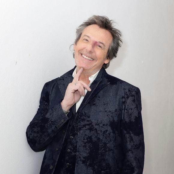 "J’ai toujours des petites habitudes. Je fais toujours tout dans le même ordre à chaque fois : je pose mon étoile au même endroit, pendant les pubs je m’accroupis toujours de la même manière, quand je repose l’étoile entre les émissions je fais en sorte de la remettre correctement"

Exclusif - Jean-Luc Reichmann, en backstage de l’émission « TPMP » La dernière sur C8,  présentée par C.Hanouna et diffusée en direct sur C8, Paris, France, le 27 fevrier 2025. © Jack Tribeca / Bestimage