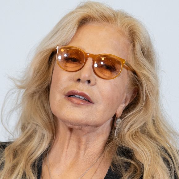 C'est un nouveau coup du pour Sylvie Vartan...

Sylvie Vartan assiste au défilé Stephane Rolland Haute Couture Printemps-Eté dans le cadre de la semaine de la mode à Paris à Paris, France. Photo by Nasser Berzane/ABACAPRESS.COM