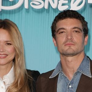 Cette nouvelle responsabilité influence aussi ses choix de carrière.

Virginie Efira et son compagnon Niels Schneider au photocall du showcase 2026 Disney+ à l'Institut de France à Paris le 15 janvier 2026.

© Coadic Guirec/Bestimage