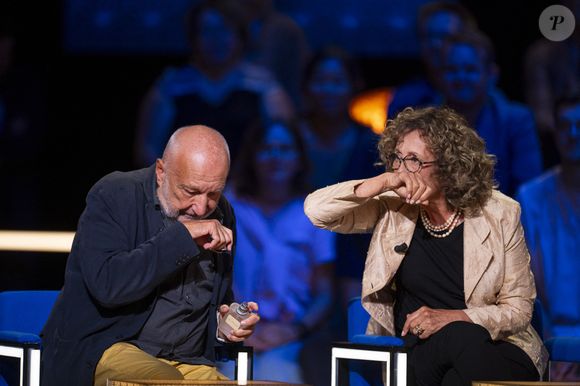 Exclusif - François Berléand et Mireille Dumas lors de l'enregistrement de l'émission "La Boîte à secrets", présentée par F.Bollaert et diffusée le 26 septembre 2025 sur France 3, dans les studios du Lendit à Saint-Denis, Seine Saint-Denis, France, le 8 septembre 2025. © Pierre Perusseau/Bestimage