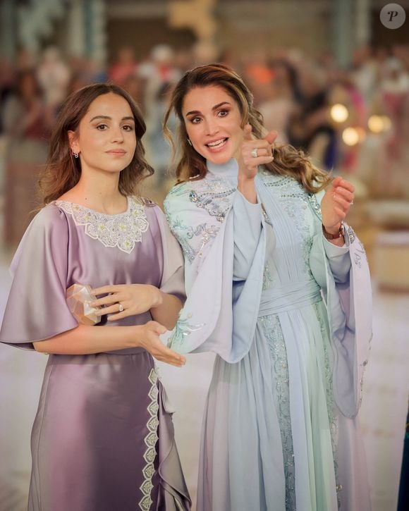 La nouvelle venue s'appelle Amina, et elle est en pleine forme, si l'on en croit les photos partagées par le prince Hussein, sur Instagram, le jour de la naissance.

Dîner de pré-mariage du prince Hussein de Jordanie et de Rajwa al Saif, au palais royal à Amman (Jordanie), le 22 mai 2023. Le mariage du fils aîné du roi Abdallah II et de la reine Rania de Jordanie avec Rajwa al Saif, sera célébré le 1er juin 2023. Dana Press / Bestimage