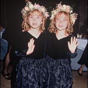 Mary-Kate et Ashley Olsen photographiées aux États-Unis le 11 mars 1991. Âgées de seulement quatre ans, les jumelles connaissent déjà une notoriété exceptionnelle grâce à leur rôle partagé de Michelle Tanner dans la série La Fête à la maison. Alpha Agency / Bestimage