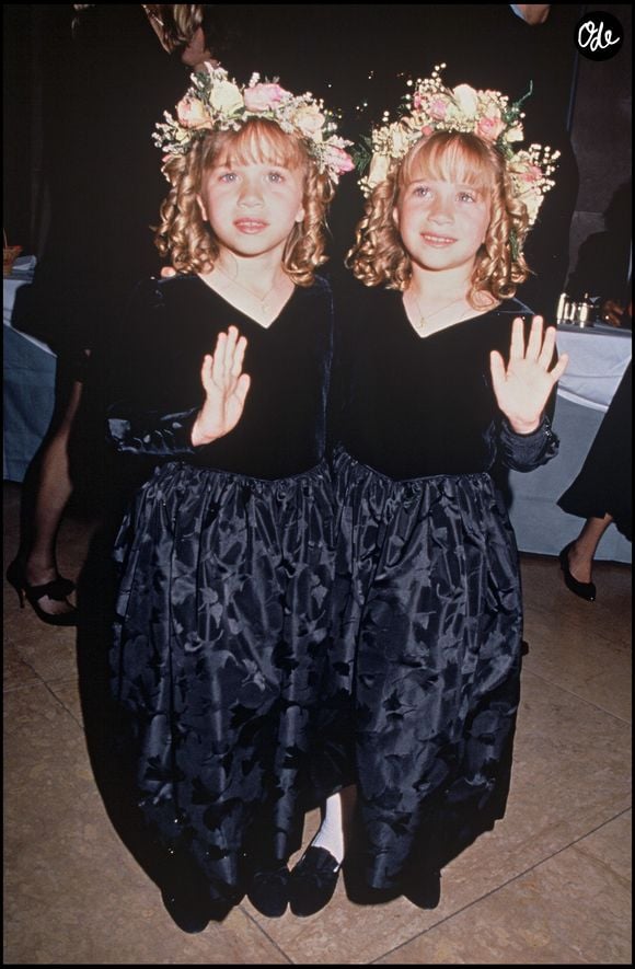 Mary-Kate et Ashley Olsen photographiées aux États-Unis le 11 mars 1991. Âgées de seulement quatre ans, les jumelles connaissent déjà une notoriété exceptionnelle grâce à leur rôle partagé de Michelle Tanner dans la série La Fête à la maison. Alpha Agency / Bestimage