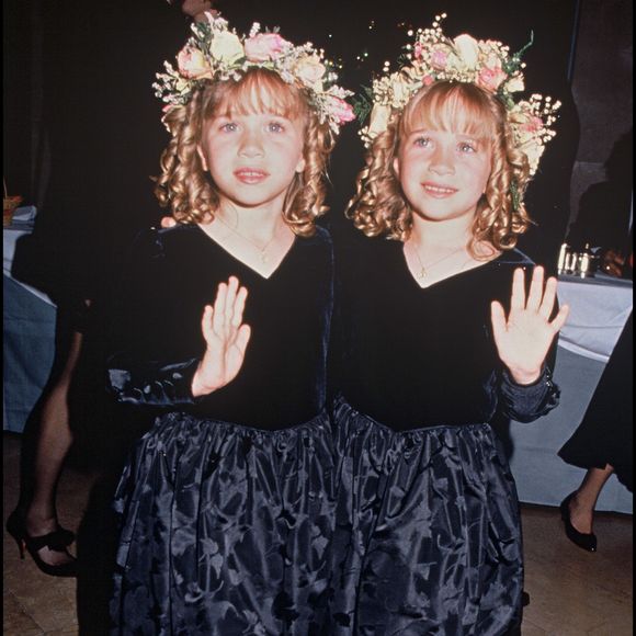 Mary-Kate et Ashley Olsen photographiées aux États-Unis le 11 mars 1991. Âgées de seulement quatre ans, les jumelles connaissent déjà une notoriété exceptionnelle grâce à leur rôle partagé de Michelle Tanner dans la série La Fête à la maison. Alpha Agency / Bestimage