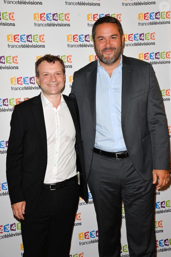 Axel de Tarlé et Bruce Toussaint lors du photocall de la présentation de la nouvelle dynamique 2017-2018 de France Télévisions. Paris, le 5 juillet 2017.
© Guirec Coadic/Bestimage