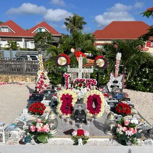 Inhumé selon ses dernières volontés au cimetière de Lorient, sur l'île de Saint-Barthélemy, Johnny Hallyday a reçu encore de très beaux hommages de ses proches cinq ans après sa disparition
Exclusif - Illustration de la tombe de Johnny Hallyday refleurie pour l'anniversaire posthume (80 ans) de la star dans le cimetière marin de Lorient à Saint-Barthélemy, Antilles françaises, France, le 15 juin 2023.