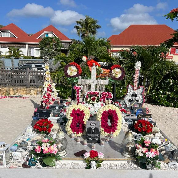 Inhumé selon ses dernières volontés au cimetière de Lorient, sur l'île de Saint-Barthélemy, Johnny Hallyday a reçu encore de très beaux hommages de ses proches cinq ans après sa disparition
Exclusif - Illustration de la tombe de Johnny Hallyday refleurie pour l'anniversaire posthume (80 ans) de la star dans le cimetière marin de Lorient à Saint-Barthélemy, Antilles françaises, France, le 15 juin 2023.