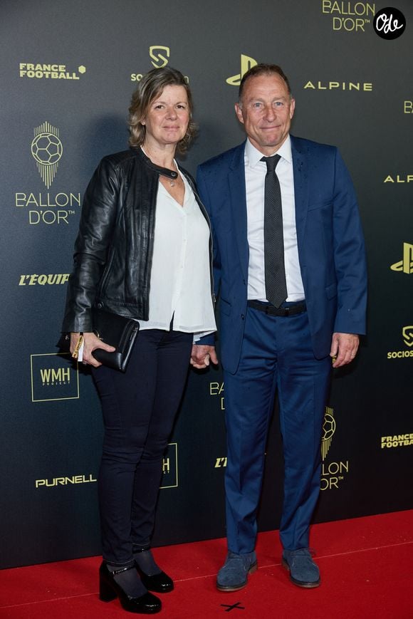 Jean-Pierre Papin et sa femme Florence - Photocall de la 66ème cérémonie du Ballon d’Or au Théâtre du Chatelet à Paris le 17 octobre 2022. © Cyril Moreau/Bestimage