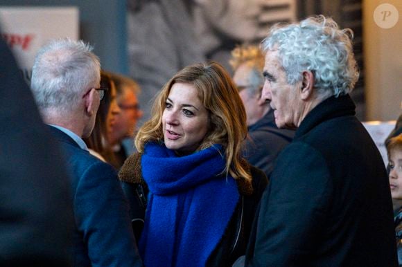 L’ancien entraîneur des Bleus, aujourd’hui âgé de 74 ans, partage désormais sa vie avec Caroline Pastorelli, une femme de 30 ans sa cadette. 

Raymond Domenech s'est marié avec la journaliste Caroline Pastorelli ce week-end au Lac de Côme en Italie - Mariage - Raymond Domenech va se marier - Thierry Frémaux, Raymond Domenech et sa compagne lors du Festival Sport, Littérature et Cinéma à l'Institut Lumière à Lyon le 31/01/2026. © Sandrine Thesillat / PsnewZ / Bestimage