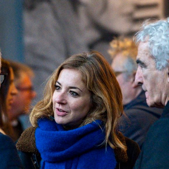 L’ancien entraîneur des Bleus, aujourd’hui âgé de 74 ans, partage désormais sa vie avec Caroline Pastorelli, une femme de 30 ans sa cadette. 

Raymond Domenech s'est marié avec la journaliste Caroline Pastorelli ce week-end au Lac de Côme en Italie - Mariage - Raymond Domenech va se marier - Thierry Frémaux, Raymond Domenech et sa compagne lors du Festival Sport, Littérature et Cinéma à l'Institut Lumière à Lyon le 31/01/2026. © Sandrine Thesillat / PsnewZ / Bestimage