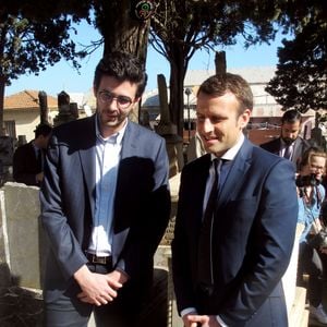 ... du moins c'est ce que pensait Roger Hanin avant de connaître David Greenwald, son fils caché, issu d'une relation adultère, qui s'est manifesté en 2013.

Emmanuel Macron fleurit la tombe de l'acteur Roger Hanin au cimetière israélite de Saint-Eugène à Alger le 14 février 2017 avec David Greenwald, le fils de Roger Hanin. 
Crédit : Zinedine Zebar / Bestimage