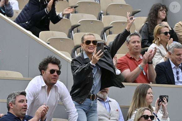 Laeticia Hallyday et son compagnon Frédéric Suant très amoureux dans les tribunes lors des Internationaux de France de Tennis de Roland Garros 2025, à Paris, France, le 26 mai 2025. © Chryslene Caillaud/PsnewZ/Bestimage