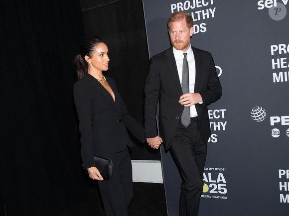 Le prince Harry, duc de Sussex et Meghan Markle, duchesse de Sussex, lors du 3ème gala annuel du projet "Healthy Minds" aux Spring Studios à New York, le 9 octobre 2025. Photo : Zuma Press / Bestimage