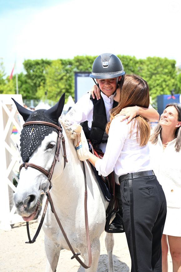 Giulia Sarkozy sur Valentine et sa mère Carla Bruni lors de la coupe Kids Cup L'Envol lors du Longines Paris Eiffel Jumping le 20 juin 2025

© Perusseau / Veeren / Bestimage