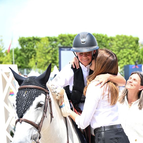 Giulia Sarkozy sur Valentine et sa mère Carla Bruni lors de la coupe Kids Cup L'Envol lors du Longines Paris Eiffel Jumping le 20 juin 2025

© Perusseau / Veeren / Bestimage