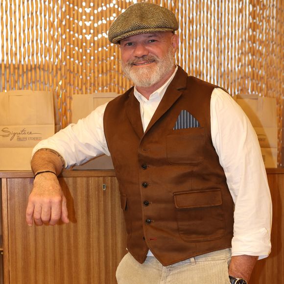 Exclusif - Le chef Philippe Etchebest - Le chef Philippe Etchebest ouvre son restaurant éphémère "Signature" du 9 au 30 octobre au 25 rue Sedaine à Paris dans le 11ème arrondissement le 8 octobre 2025. © Jean-Marc Lhomer/Bestimage