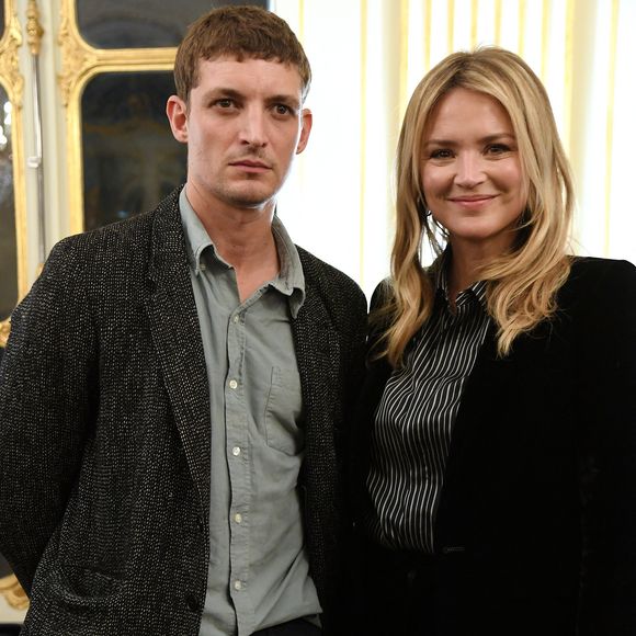 Les parents du petit Hiro, né en août 2023, ont mis le cap sur l'île Maurice

Virginie Efira et son compagnon Niels Schneider - Virginie Efira reçoit le French Cinema Award lors d’une cérémonie au ministère de La Culture à Paris le 12 janvier 2023.

© Giancarlo Gorassini / Bestimage