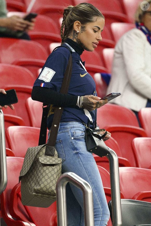 Zoe Cristofoli, compagne de Théo Hernandez en tribune avant le match de football de quart de finale opposant la France à l’Angleterre lors de la coupe du Monde (FIFA 2022) au stade Al Bayt à Al Khor au Qatar, le 10 décembre 2022. © Jean-Baptiste Autissier/Panoramic/Bestimage