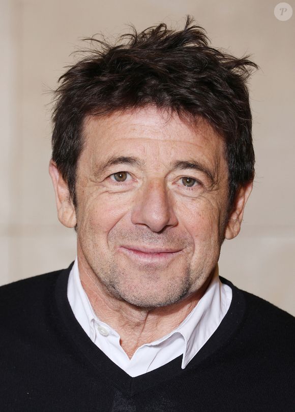Les jeudis, vendredis et samedis, un menu à 96€ est également imposé pour toutes les réservations du second service. 

Exclusif - Patrick Bruel lors de la nomination de Stéphane Bern comme Pape du Patrimoine lors de la Saint Clément au restaurant Alain Ducasse Baccarat, à Paris, France, le 20 novembre 2025. © Denis Guignebourg/Bestimage