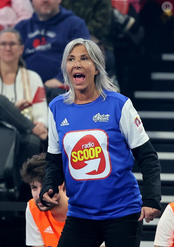 Zazie - Match de futsal lors de la nouvelle édition du Foot-Concert organisé par le Réseau A.Ma.N.D./Huntington Avenir à la LDLC Arena à Lyon le 11 Novembre 2024. Cet événement solidaire unique en France rassemble le sport et la musique pour lutter contre les maladies neurodégénératives. © Dominique Jacovides/Bestimage