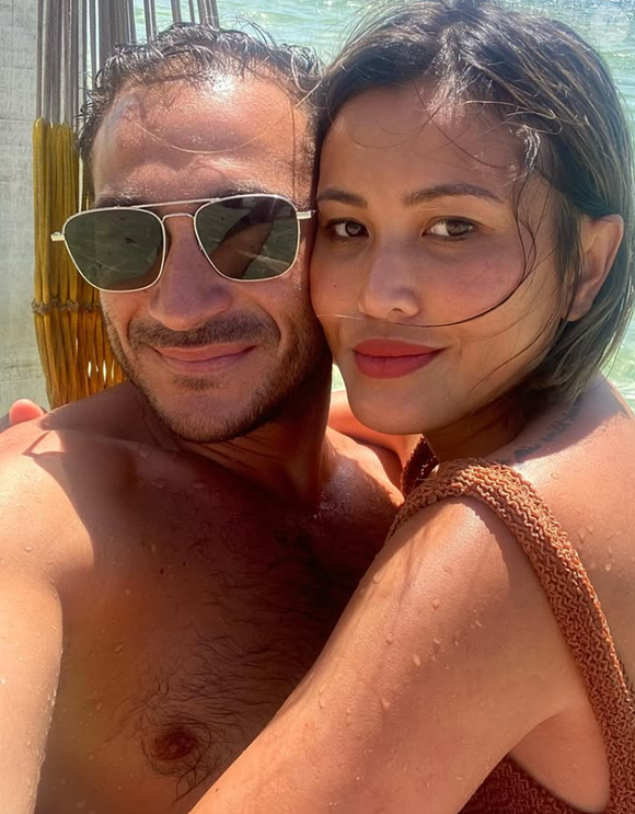 Une créatrice de mode de 12 ans sa cadette

Valentin Kretz (L'Agence) et sa femme Charina, parents d'un petit Noah.
Crédit : Instagram/charinasarte