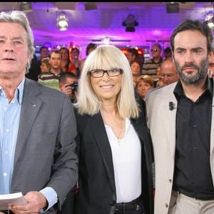 Alain Delon, Mireille Darc et Anthony Delon sur le plateau de "Vivement dimanche" le 24 septembre 2008. © Guillaume Gaffiot/bestimage