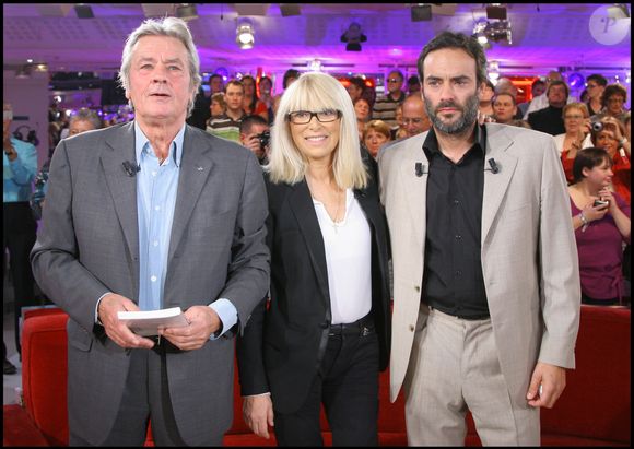 Alain Delon, Mireille Darc et Anthony Delon sur le plateau de "Vivement dimanche" le 24 septembre 2008. © Guillaume Gaffiot/bestimage