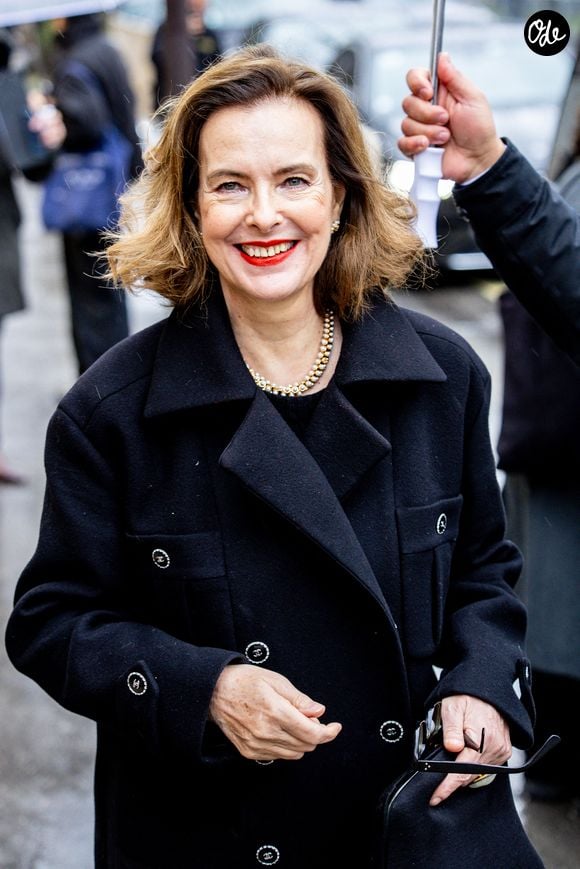 Mais face à l'ampleur de la tâche et au poids des années, la star avoue songer aujourd'hui à s'en séparer définitivement.

Carole Bouquet - Sorties du deuxième défilé Chanel "Collection Haute Couture Printemps/Eté 2026" lors de la Fashion Week de Paris (PFW) au Grand Palais, à Paris, le 27 janvier 2026. 

© Florian Lavielle/Bestimage