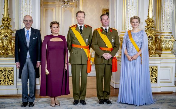 Grand-duc Henri de Luxembourg, grande-duchesse Maria Teresa de Luxembourg, prince Guillaume (héritier du trône de Luxembourg), Stéphanie de Lannoy (future grande-duchesse de Luxembourg) : cérémonie d'adieu au Palais Grand-Ducal dans le cadre des festivités marquant le changement de souverain au Luxembourg. Premier jour des célébrations à Luxembourg. Photo : Dana Press / Bestimage