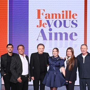 Michel Drucker présente un nouveau numéro inédit de Famille je vous aime ce vendredi soir sur France 3.

Exclusif - Michel Drucker entouré par Antho et Claire, Chico Bouchikhi et son fils Mario, Linh et ses parents Michele et Philippe, Daniel Guichard et son fils Gabriel Guichard en backstage de l'enregistrement de l'émission "Famille je vous aime" présentée par Michel Drucker. © Gaffiot-Perusseau/Bestimage