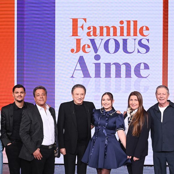 Michel Drucker présente un nouveau numéro inédit de Famille je vous aime ce vendredi soir sur France 3.

Exclusif - Michel Drucker entouré par Antho et Claire, Chico Bouchikhi et son fils Mario, Linh et ses parents Michele et Philippe, Daniel Guichard et son fils Gabriel Guichard en backstage de l'enregistrement de l'émission "Famille je vous aime" présentée par Michel Drucker. © Gaffiot-Perusseau/Bestimage