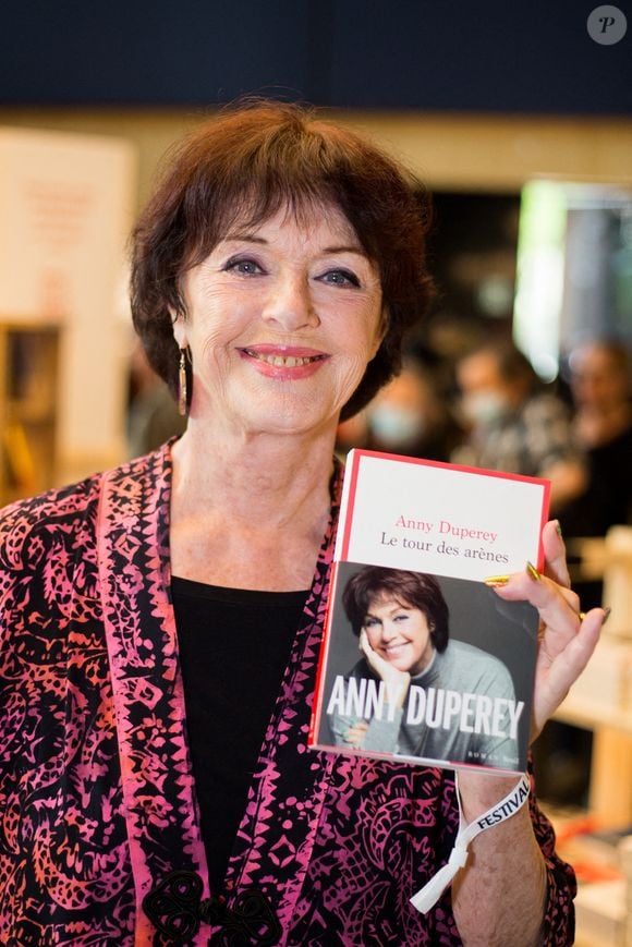 Anny Duperey lors du Festival du livre de Paris le 24 avril 2022 à Paris, France. Photo par Nasser Berzane/ABACAPRESS.COM