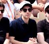 C'est ici que les deux artistes ont fait grandir leurs enfants, Léon et Oscar.
Patrick Bruel et ses fils Léon et Oscar dans les tribunes des Internationaux de France de tennis de Roland Garros 2024 à Paris, France, le 4 juin 2024. © Jacovides-Moreau/Bestimage