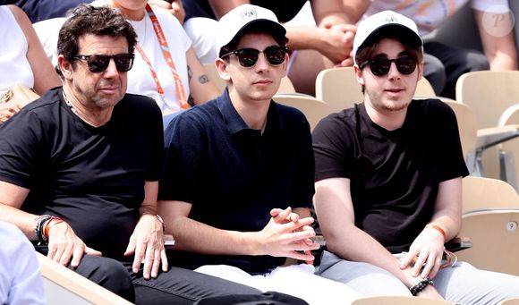 C'est ici que les deux artistes ont fait grandir leurs enfants, Léon et Oscar. 
Patrick Bruel et ses fils Léon et Oscar dans les tribunes des Internationaux de France de tennis de Roland Garros 2024 à Paris, France, le 4 juin 2024. © Jacovides-Moreau/Bestimage