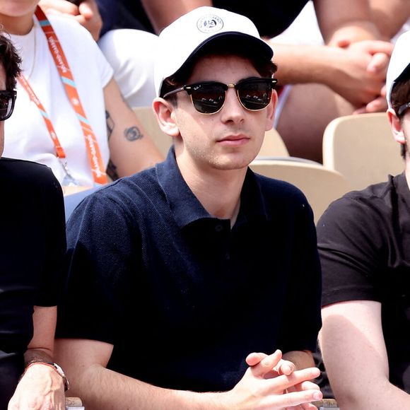C'est ici que les deux artistes ont fait grandir leurs enfants, Léon et Oscar. 
Patrick Bruel et ses fils Léon et Oscar dans les tribunes des Internationaux de France de tennis de Roland Garros 2024 à Paris, France, le 4 juin 2024. © Jacovides-Moreau/Bestimage