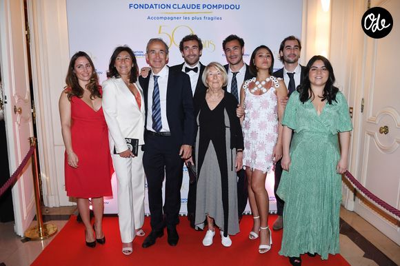 Exclusif - La famille Kretz : "L'Agence" sur TMC  :  Eve von Romberg, Sandrine et Olivier Kretz, Martin Kretz, Majo (la grand-mère), Valentin Kretz et sa femme Charina Sarte, Louis Kretz - Soirée de gala des 50 ans de la Fondation Claude Pompidou à l'Hôtel Marcel Dassault à Paris le 12 avril 2022.

Rachid Bellak / LMS / Bestimage