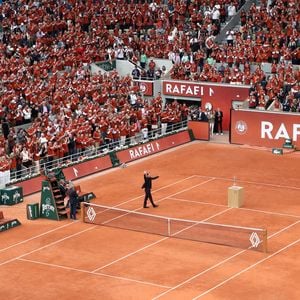 "Donc c'était un gâteau d'anniversaire aux olives, un gâteau salé quoi", fait-elle savoir au sujet de Rafael Nadal qui a célébré ses 39 ans le 3 juin.

Hommage à Rafael Nadal et à ses 14 victoires sur la terre battue de Roland Garros lors des Internationaux de France de Tennis de Roland Garros 2025 - Jour 01 à Paris le 25 Mai 2025. 

© Bertrand Rindoff / Bestimage