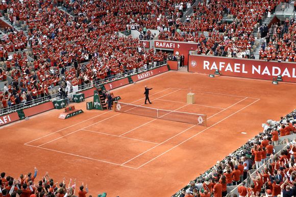 "Donc c'était un gâteau d'anniversaire aux olives, un gâteau salé quoi", fait-elle savoir au sujet de Rafael Nadal qui a célébré ses 39 ans le 3 juin.

Hommage à Rafael Nadal et à ses 14 victoires sur la terre battue de Roland Garros lors des Internationaux de France de Tennis de Roland Garros 2025 - Jour 01 à Paris le 25 Mai 2025. 

© Bertrand Rindoff / Bestimage