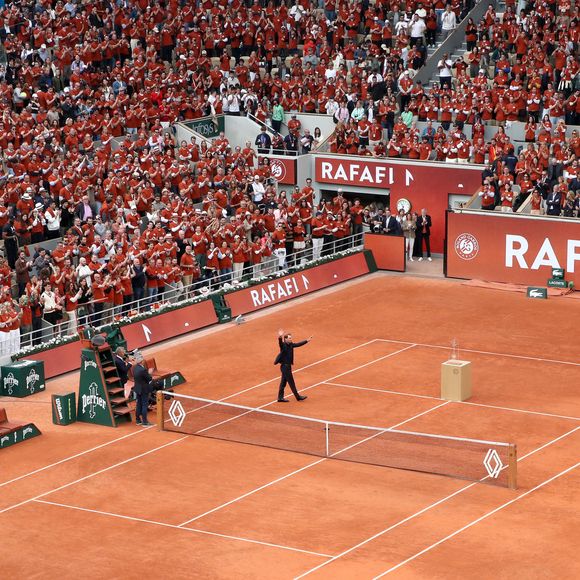 "Donc c'était un gâteau d'anniversaire aux olives, un gâteau salé quoi", fait-elle savoir au sujet de Rafael Nadal qui a célébré ses 39 ans le 3 juin.

Hommage à Rafael Nadal et à ses 14 victoires sur la terre battue de Roland Garros lors des Internationaux de France de Tennis de Roland Garros 2025 - Jour 01 à Paris le 25 Mai 2025. 

© Bertrand Rindoff / Bestimage