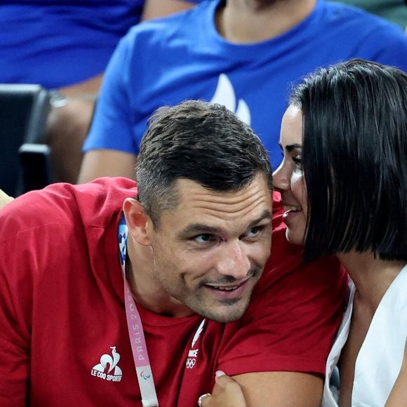 "On passe beaucoup de temps ensemble. C'est un moment qui est très cool à passer, mais c'est sûr que pour l'entourage, ça peut être un peu différent", a-t-il concédé.

Florent Manaudou et sa compagne Lola Duménil - Les célébrités assistent à la victoire de l'équipe de France de basket face au Canada (82-73) lors des Jeux Olympiques de Paris2024, le 6 août 2024. © Jacovides-Perusseau / Bestimage