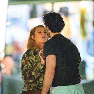 En pleine tourmente, Justin Baldoni - qui a décidé de la poursuivre en justice (avec son mari) - a réfuté ses lourdes accusations en plus de lui réclamer 400 millions d'euros de dommages et intérêts. 

New Jersey, NY - Blake Lively a été capturée dans un moment de tendresse, embrassant son partenaire Justin Baldoni sur le plateau de tournage du film « It Ends with Us ». 2024 (Backgrid USA / Bestimage).