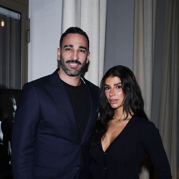 Adil Rami et sa compagne Louana Franco - Vernissage de l'exposition photos et du livre "La Boxe fait son cinéma" à l’hôtel Brach à Paris le 23 Septembre 2025. © Denis Guignebourg/Bestimage