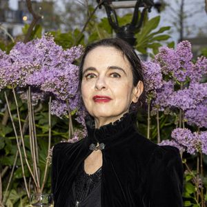 Amélie Nothomb pose lors de la remise du prix littéraire « La Closerie des Lilas » à la Closerie des Lilas à Paris, le 18 avril 2023. © Pierre Perusseau/Bestimage