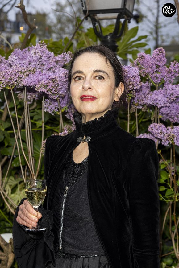 Amélie Nothomb pose lors de la remise du prix littéraire « La Closerie des Lilas » à la Closerie des Lilas à Paris, le 18 avril 2023. © Pierre Perusseau/Bestimage