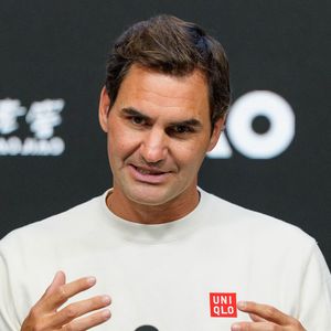 15 janvier 2026 : Roger Federer, de Suisse, s'exprime lors d'une conférence de presse avant sa participation en tant qu'invité à la cérémonie d'ouverture, où il disputera un match d'exhibition aux côtés d'autres anciens vainqueurs de l'Open d'Australie 2026, à Melbourne (Australie).  (Crédit photo : Sydney Low/CSM via ZUMA Press / Bestimage Wire / Bestimage).