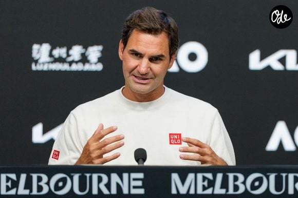 15 janvier 2026 : Roger Federer, de Suisse, s'exprime lors d'une conférence de presse avant sa participation en tant qu'invité à la cérémonie d'ouverture, où il disputera un match d'exhibition aux côtés d'autres anciens vainqueurs de l'Open d'Australie 2026, à Melbourne (Australie).  (Crédit photo : Sydney Low/CSM via ZUMA Press / Bestimage Wire / Bestimage).